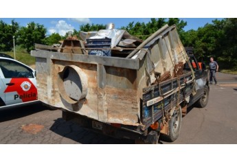 Material furtado pelo grupo foi carregado em uma camionete (Foto: Acácio Rocha).