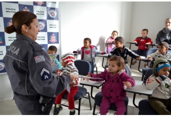 Crianças da EMEI Cantinho da Criança foram recebidas no quartel da Polícia Militar de Adamantina (Foto: Acácio Rocha).