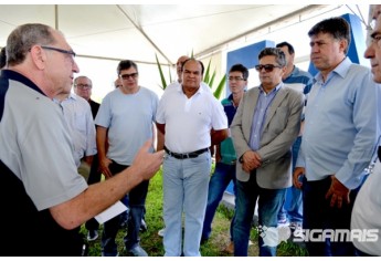 José Maria Haddad, da Loja Maçônica Estrela de Adamantina, fala ao Grão-Mestre, ao Diretor Geral da FAI e demais presentes (Foto: Acácio Rocha).