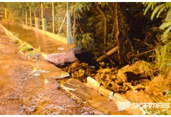 Danos na guia, ao lado da ponte sobre o Córrego Tocantins, no Parque dos Pioneiros (sentido ATC x Cooperativa Camda) exigirão rápida atuação para evitar danos maiores e riscos (Foto: Acácio Rocha).