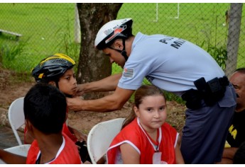 Clique para adicionar uma legendaAções promovem aproximação entre crianças da comunidade do Jardim Brasil com a Polícia Militar (Foto: Acácio Rocha).