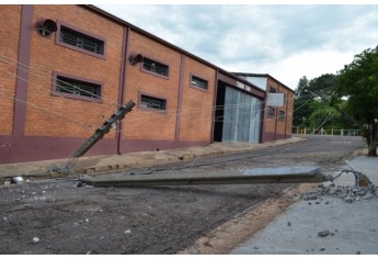 Postes destruídos na Alameda Curitiba x Rua Limeira, na Vila Jamil de Lima (Foto: Acácio Rocha).