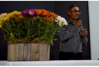 Noite de autógrafos marca lançamento de “Duas Escolhas”