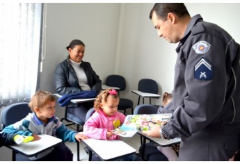Crianças da EMEI Cantinho da Criança foram recebidas no quartel da Polícia Militar de Adamantina (Foto: Acácio Rocha).