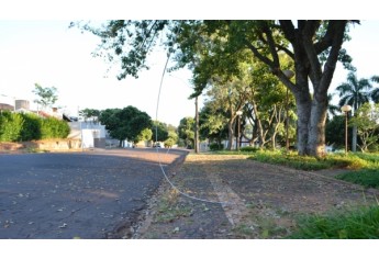 Cabo rompido está sob a via pública, na Praça da Estrela (Foto: Acácio Rocha).