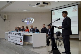 Diretor geral da FAI saúda autoridades do TCE/SP e dos municípios da Alta Paulista (Foto: Acácio Rocha).