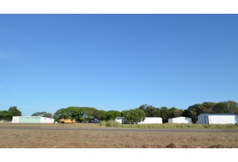 Hangares e aeronave, no aeródromo de Adamantina (Foto: Acácio Rocha).