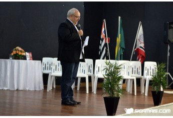 Jornalista Rogério Pires dirige cerimonial da noite de autógrafos (Foto: Maikon Moraes).