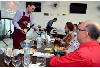 Cocipa  e Vinícola Pizzato promovem noite de degustação de vinhos na loja de conveniência do Auto Posto Cocipa em Adamantina (Fotos: Maikon Moraes/Siga Mais).