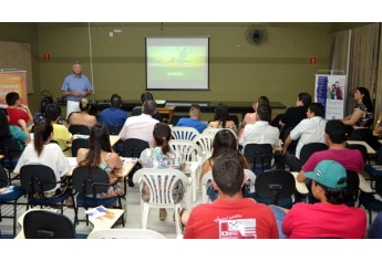 Delfino Golfeto é recebido em Adamantina, por estudantes e público convidado do CENAIC, para palestra sobre sua história empreendedora (Foto: Maikon Moraes/Siga Mais).