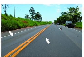 Marcas no asfalto, cerca de 100 metros do local onde o veículo parou, revelam trajetória do acidente (Foto: Acácio Rocha).
