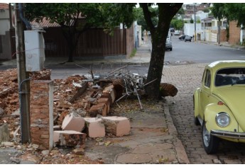 Calçadas obstruídas com entulho de demolição, na Rua Nove de Julho, centro de Adamantina (Foto: Acácio Rocha).