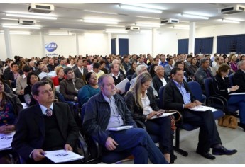 Auditório da FAI tomado por representantes dos municípios da região, jurisdicionados à Unidade Regional do TCE/SP de Adamantina (Foto: Acácio Rocha).