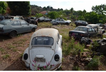 Carcaças de veículos e automóveis fora de uso estão em terreno público e na via pública, no Jardim Brasil, e começaram a ser removidos pela Prefeitura (Foto: Acácio Rocha).