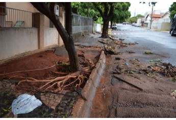 Rua Deputado Salles Filho, próximo ao cruzamento com a alameda Maria Cândida Romanini (Foto: Siga Mais).