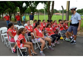 Alunos da Escolinha de Ciclismo na solenidade de formatura (Foto: Acácio Rocha).