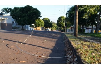 Cabo rompido está sob a via pública, na Praça da Estrela (Foto: Acácio Rocha).