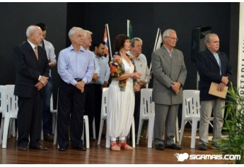 Colaboradores ocupam assentos de destaque, no Anfiteatro Municipal, na noite de autógrafos (Foto: Maikon Moraes).