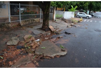 Rua Deputado Salles Filho, próximo ao cruzamento com a alameda Maria Cândida Romanini (Foto: Siga Mais).