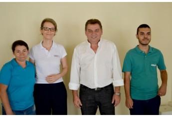 Hélio Furini (Prefeito de Junqueirópolis e Presidente da AMNAP), com a equipe de funcionários da sede em Adamantina (Foto: Acácio Rocha)