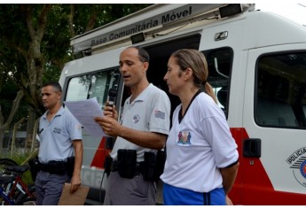Policiais Militares na solenidade de formatura da Escolinha de Ciclismo (Foto: Acácio Rocha).