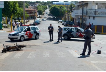 Acidente envolvendo moto e caminhão F4000 mata o motociclista Vitor Fernando Costa, na esquina do Parque dos Pioneiros, em Adamantina (Foto: Acácio Rocha)