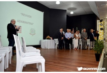 Colaboradores ocupam assentos de destaque, no Anfiteatro Municipal, na noite de autógrafos (Foto: Maikon Moraes).