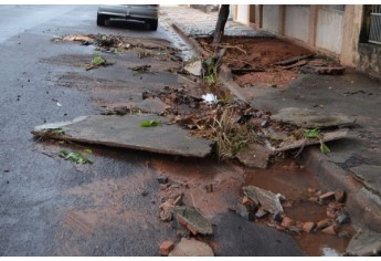 Rua Deputado Salles Filho, próximo ao cruzamento com a alameda Maria Cândida Romanini (Foto: Siga Mais).