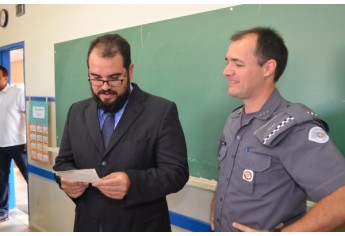 Estudante é surpreendido e recebe homenagem em sala de aula, pelo seu aniversário. (Foto: Siga Mais)