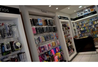 Lott Acessórios, novo layout e amplo estoque de acessórios para celulares, em Adamantina (Foto: Acácio Rocha).