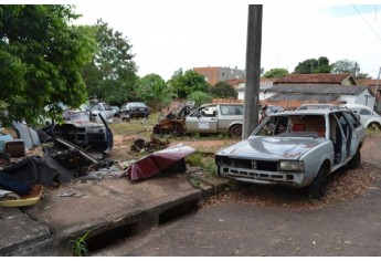 Carcaças de veículos e automóveis fora de uso estão em terreno público e na via pública, no Jardim Brasil, e começaram a ser removidos pela Prefeitura (Foto: Acácio Rocha).