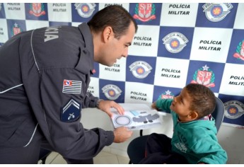 Crianças da EMEI Cantinho da Criança foram recebidas no quartel da Polícia Militar de Adamantina (Foto: Acácio Rocha).