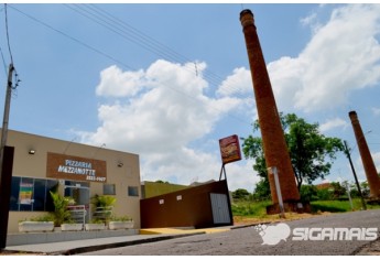 Joelma Antonia Gomes Teixeira [Pizzaria Mezzaotte]: ??Transferi nossa pizzaria para o Parque dos Pioneiros por identificar que aqui é um lugar agradável?, e cobra mão-única na rua do seu estabelecimento (Foto: Acácio Rocha).