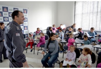Crianças da EMEI Cantinho da Criança foram recebidas no quartel da Polícia Militar de Adamantina (Foto: Acácio Rocha).