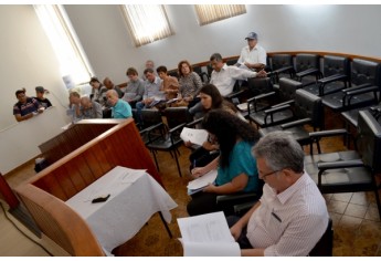 Público na audiência realizada na manhã desta terça-feira, na apresentação da proposta do orçamento municipal de 2016 (Foto: Acácio Rocha).