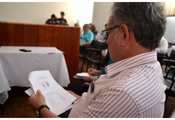 Secretário de Finanças, Reinaldo Turra, na audiência pública sobre orçamento municipal (Foto: Acácio Rocha).