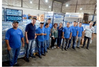 Professora Ana Lúcia Bonilha Tiveron com dirigentes e colaboradores da RTE Rodonaves, em Adamantina (Foto: Acácio Rocha).