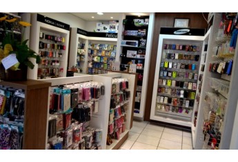 Lott Acessórios, novo layout e amplo estoque de acessórios para celulares, em Adamantina (Foto: Acácio Rocha).