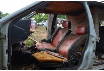 Carcaças de veículos e automóveis fora de uso estão em terreno público e na via pública, no Jardim Brasil, e começaram a ser removidos pela Prefeitura (Foto: Acácio Rocha).