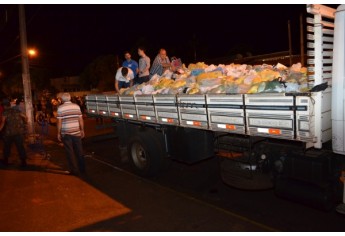 Voluntários do Tiro de Guerra, Demolay, Escoteiros Caburé e Igreja Amor e Cuidado recolhem alimentos no Adamantina Rodeo Festival (Foto: Maikon Moraes).