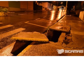 Tampa de bueiro é removida pela força das águas, na Avenida Adhemar de Barros (Foto: Acácio Rocha).