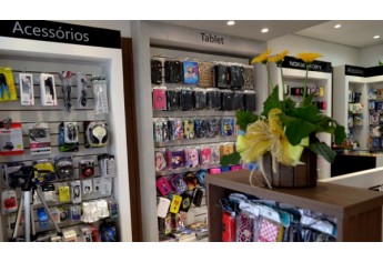 Lott Acessórios, novo layout e amplo estoque de acessórios para celulares, em Adamantina (Foto: Acácio Rocha).