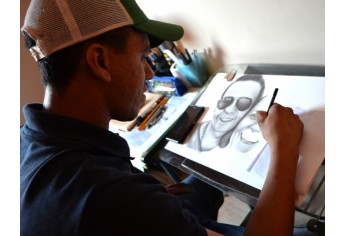 Leandro André, no seu espaço criativo, produzindo novo retrato com lápis e papel (Foto: Acácio Rocha).