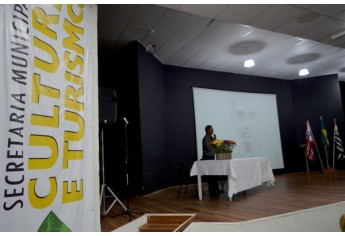 Noite de autógrafos marca lançamento de “Duas Escolhas”