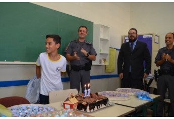 Estudante é surpreendido e recebe homenagem em sala de aula, pelo seu aniversário. (Foto: Siga Mais)