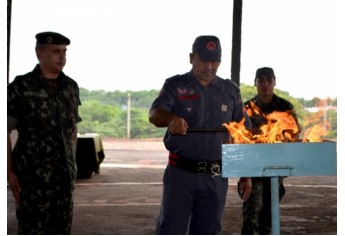 Tiro de Guerra de Adamantina faz cerimônia de incineração de bandeiras (Foto: Acácio Rocha).