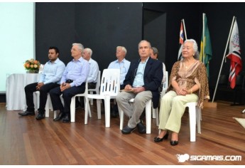 Colaboradores ocupam assentos de destaque, no Anfiteatro Municipal, na noite de autógrafos (Foto: Maikon Moraes).