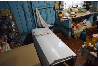 No interior da casa, marcas na parede mostram o nível das águas  (Foto: Siga Mais).