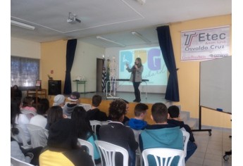 Alunos da Etec Amim Jundi receberam orientações sobre reeducação postural (Foto: Da Assessoria).