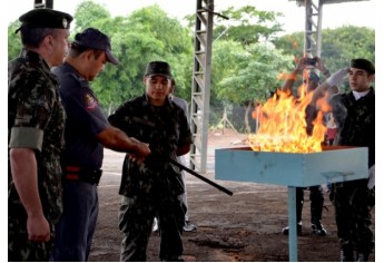 Tiro de Guerra de Adamantina faz cerimônia de incineração de bandeiras (Foto: Acácio Rocha).